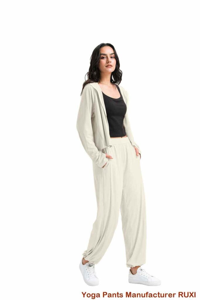 Tops de yoga para mujeres mayores: cómodos y elegantes